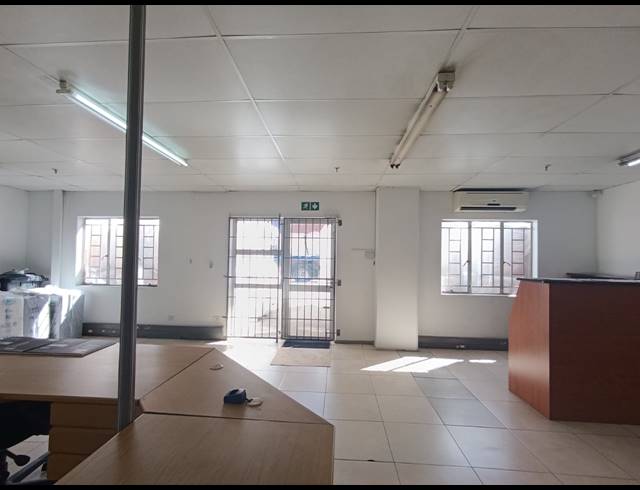 1,639M² WAREHOUSE TO LET IN NEW GERMANY